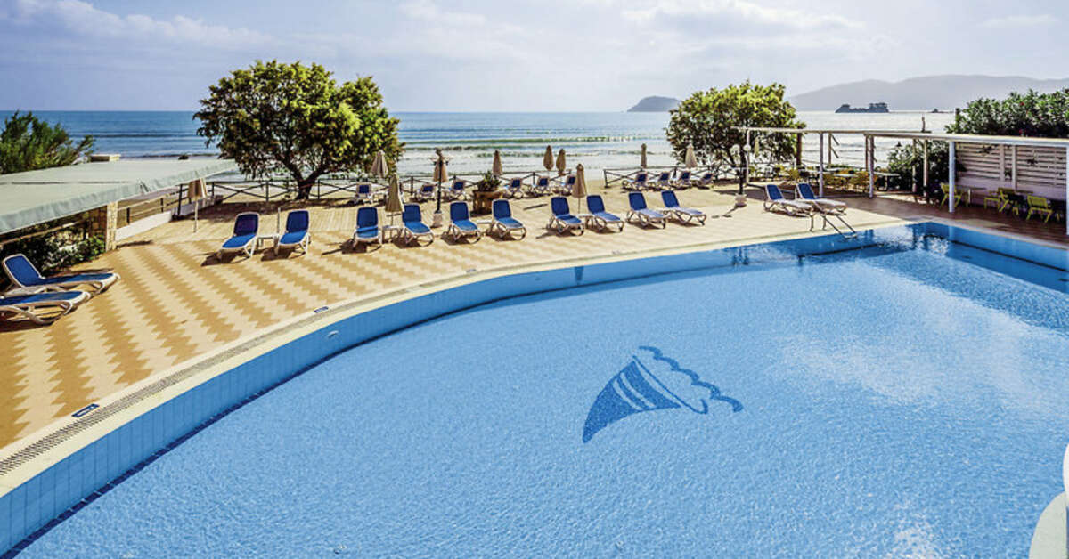 Een foto van het zwembad bij Mediterranean Beach Resort
