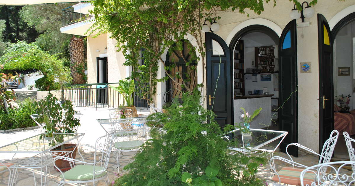 Een foto van het terras bij Helios Hotel