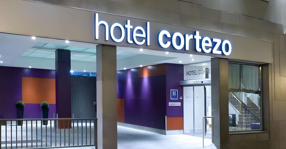 Een foto van de buitenkant van Hotel Cortezo