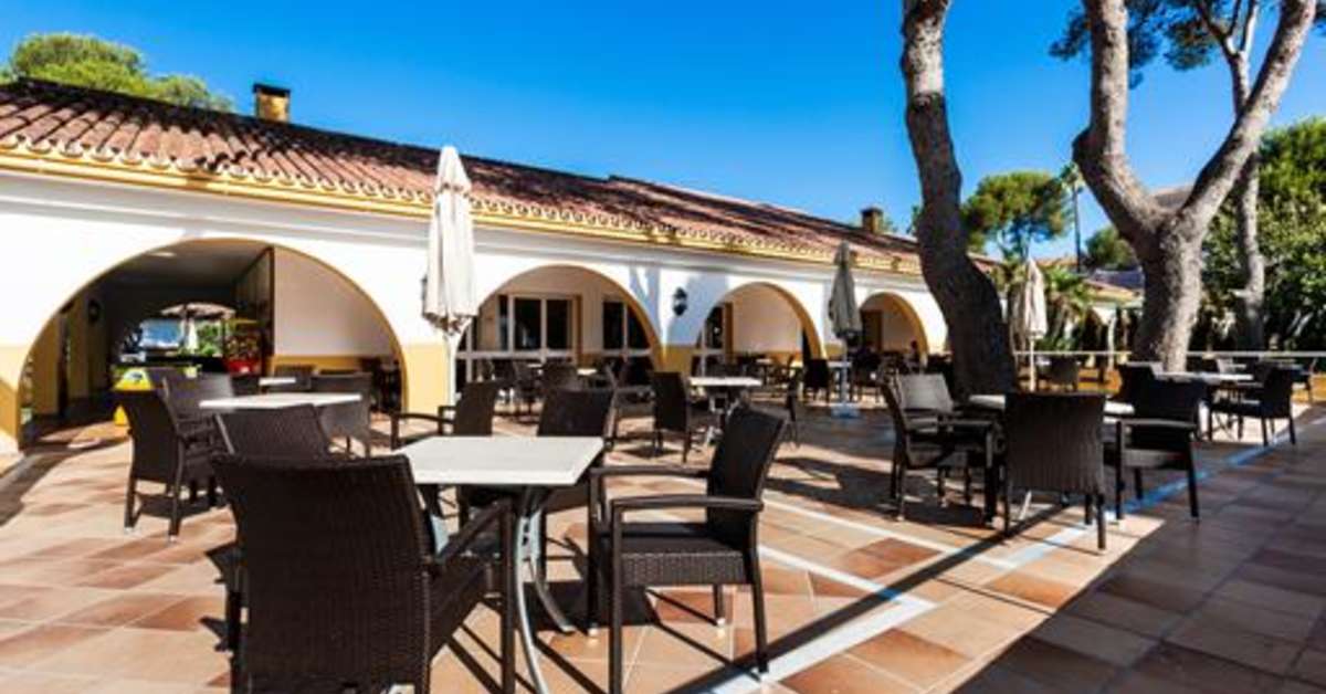 Een foto van het terras bij Globales Playa Estepona