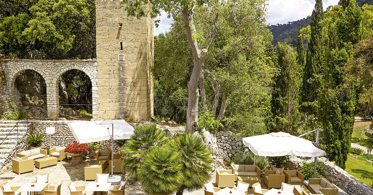 Een foto van het terras bij L'Hermitage Hotel & Spa
