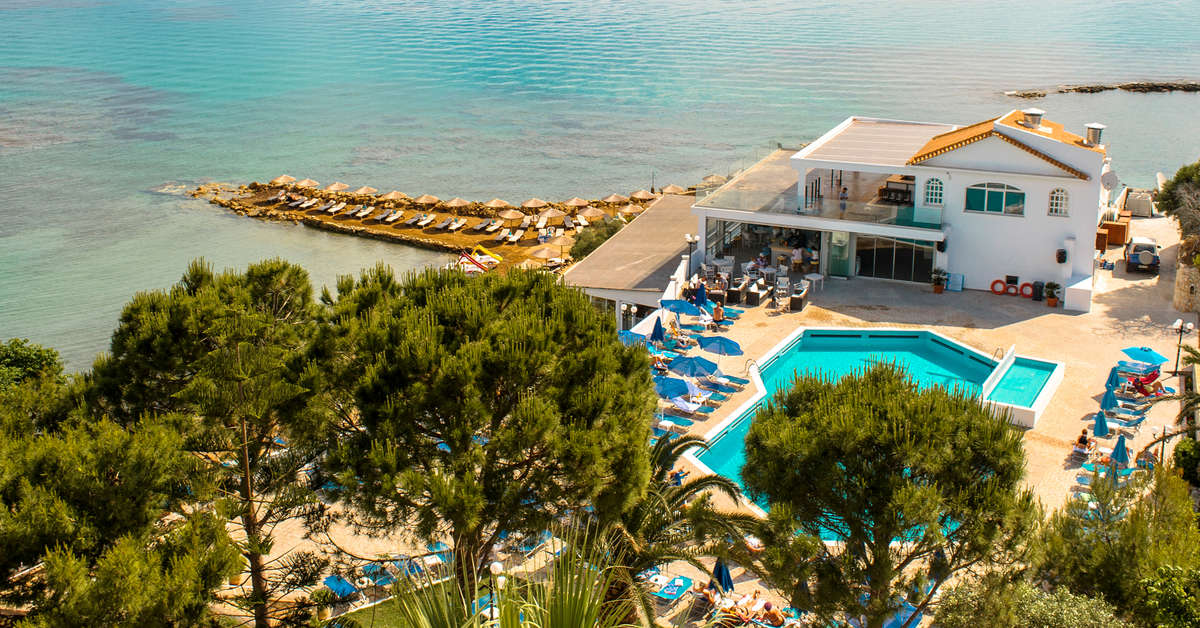 Een foto van het zwembad bij Alexandra Beach Resort