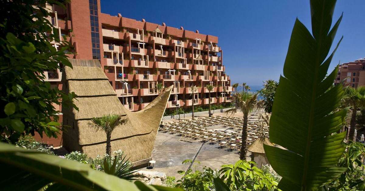 Een foto van de buitenkant van Holiday Polynesia Hotel