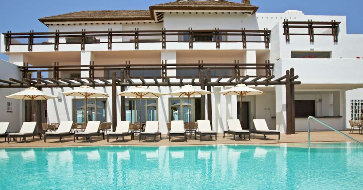 Een foto van het zwembad bij Las Terrazas de Abama Suites