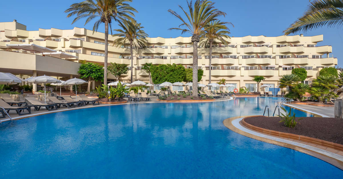 Een foto van het zwembad bij Barcelo Corralejo Bay