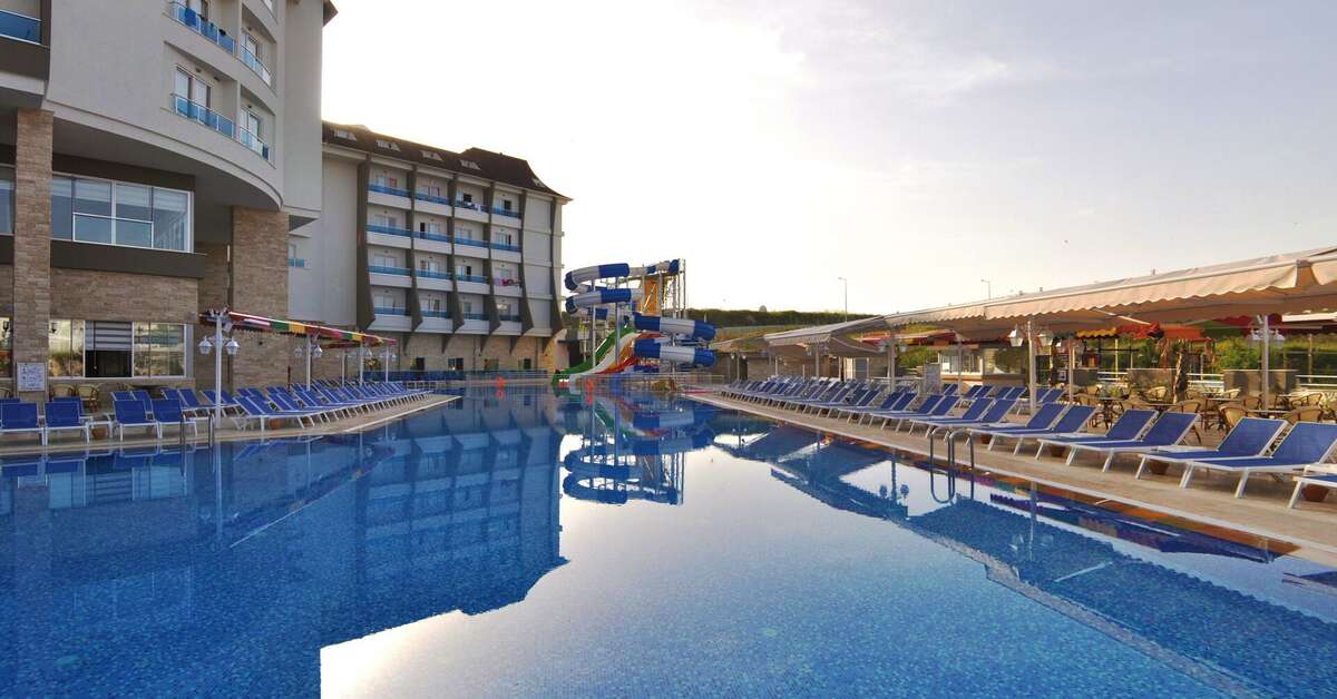 Een foto van het zwembad bij Ramada Resort By Wyndham Side