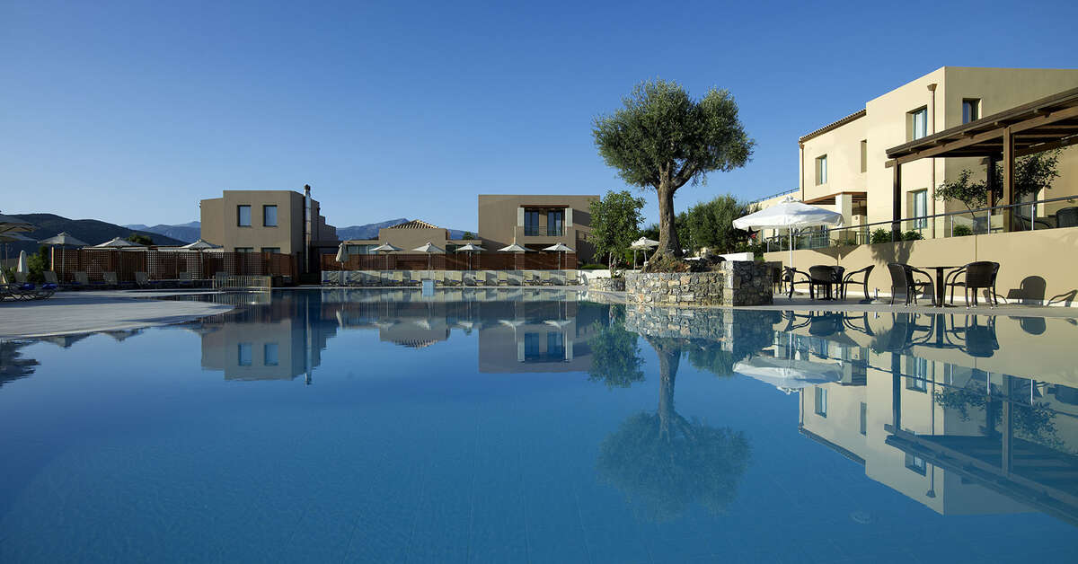 Een foto van het zwembad bij Village Heights Resort