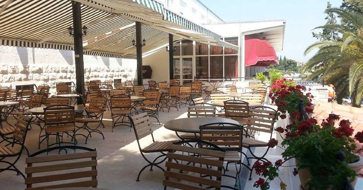 Een foto van het terras bij Hotel Val