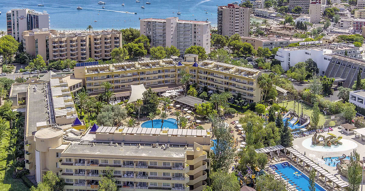 Een foto van het zwembad bij Hotel Zafiro Palmanova