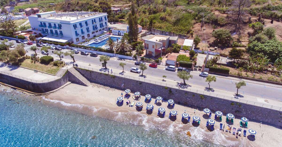 Een foto van het zwembad bij Hotel Tourist Cefalu