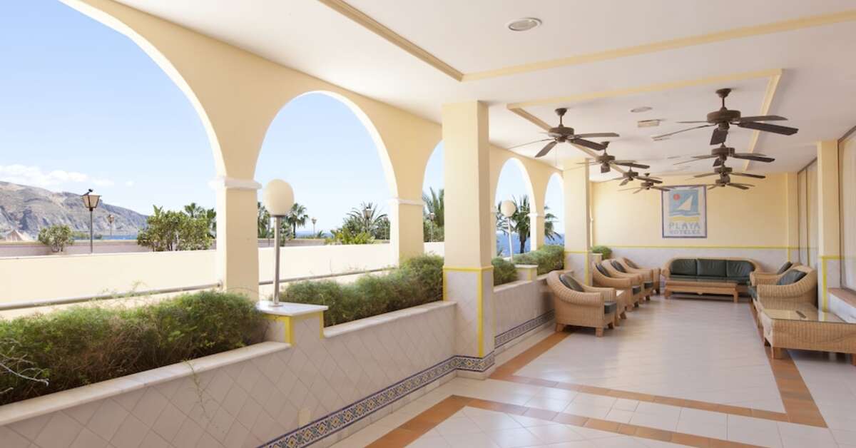 Een foto van het interieur van Playadulce Hotel