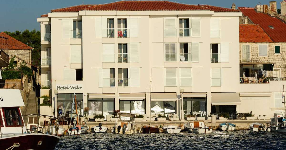 Een foto van de buitenkant van Hotel Vrilo