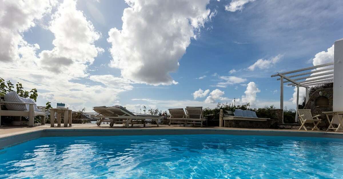Een foto van het zwembad bij Rhenia Hotel