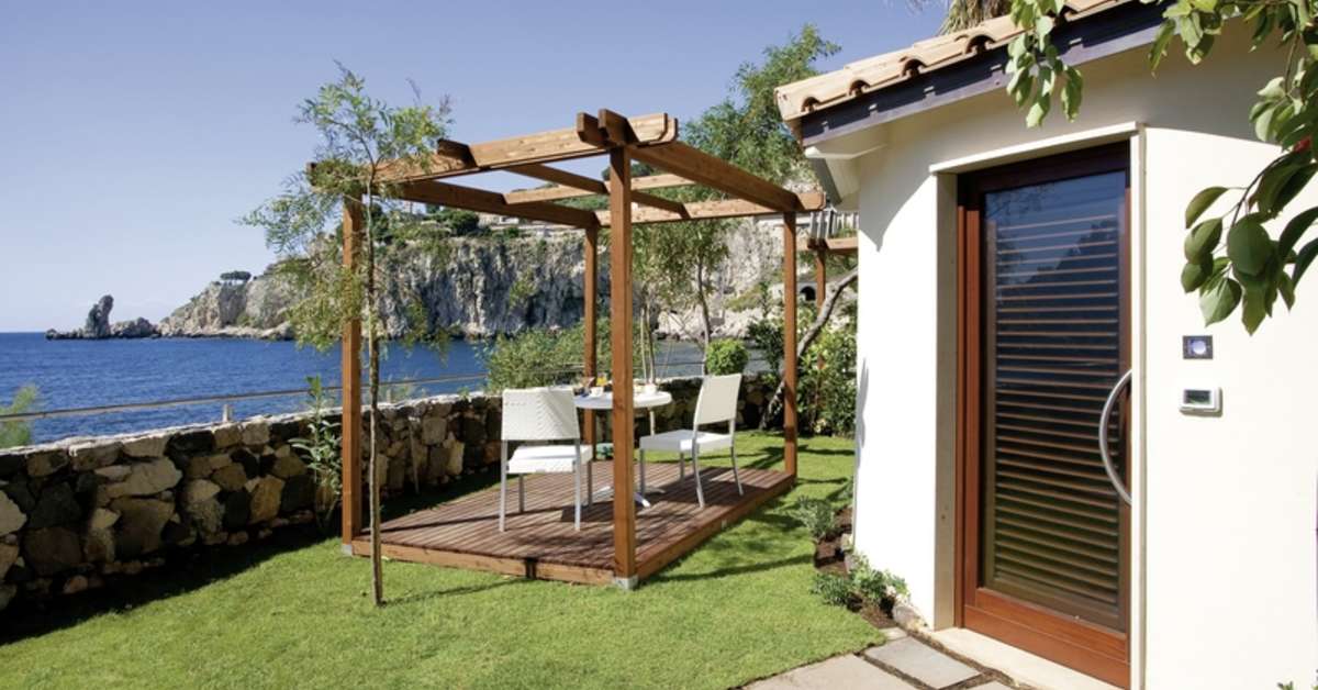 Een foto van het terras bij La Plage Resort