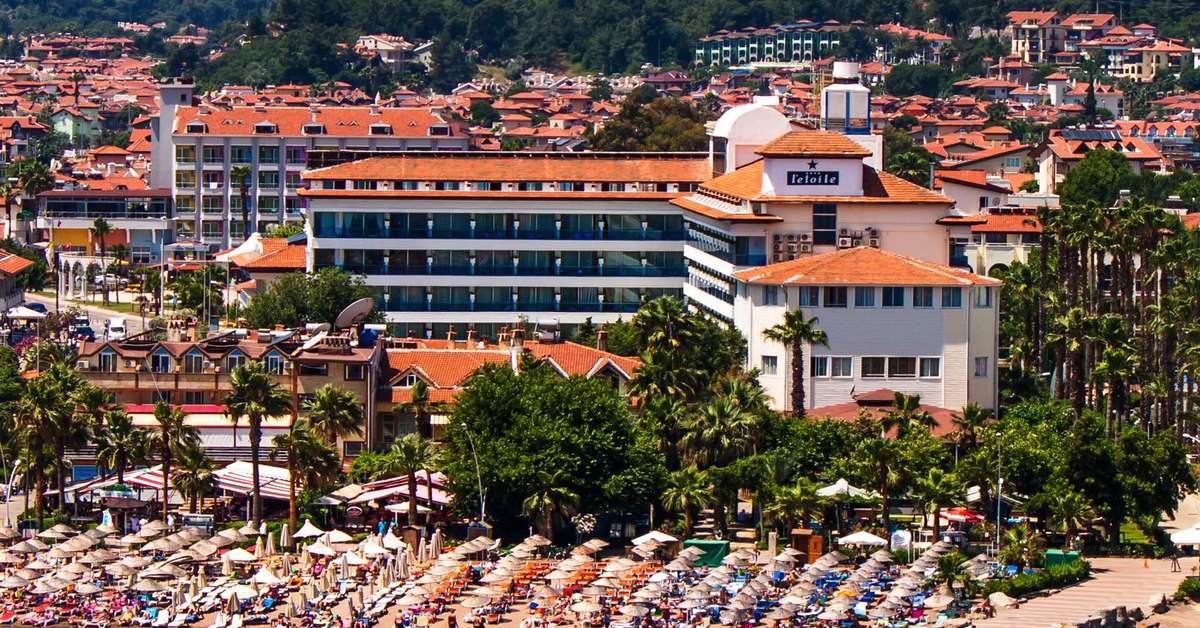 Een foto van de buitenkant van L'Etoile Hotel