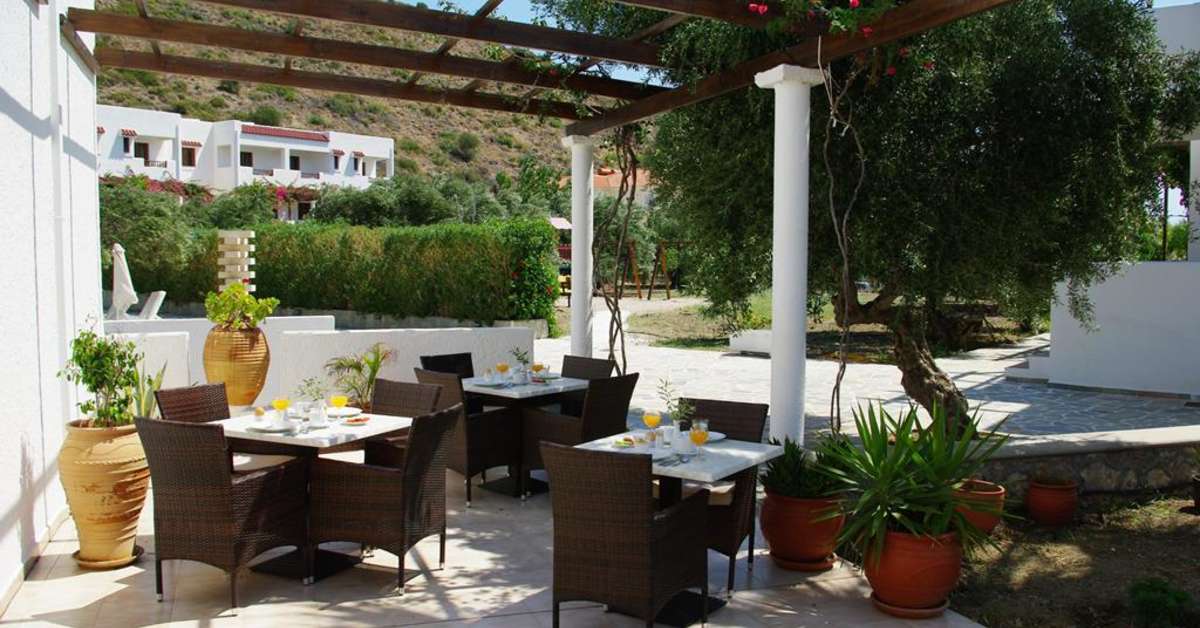 Een foto van het terras bij Astron Hotel Karpathos