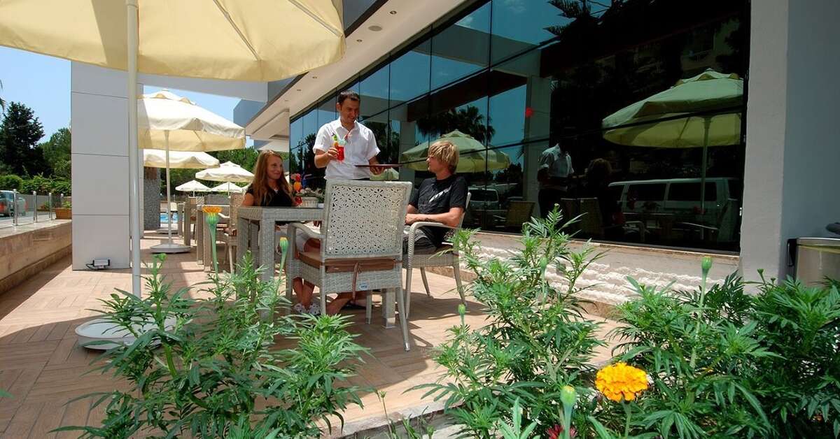 Een foto van het terras bij Time Beach Hotel