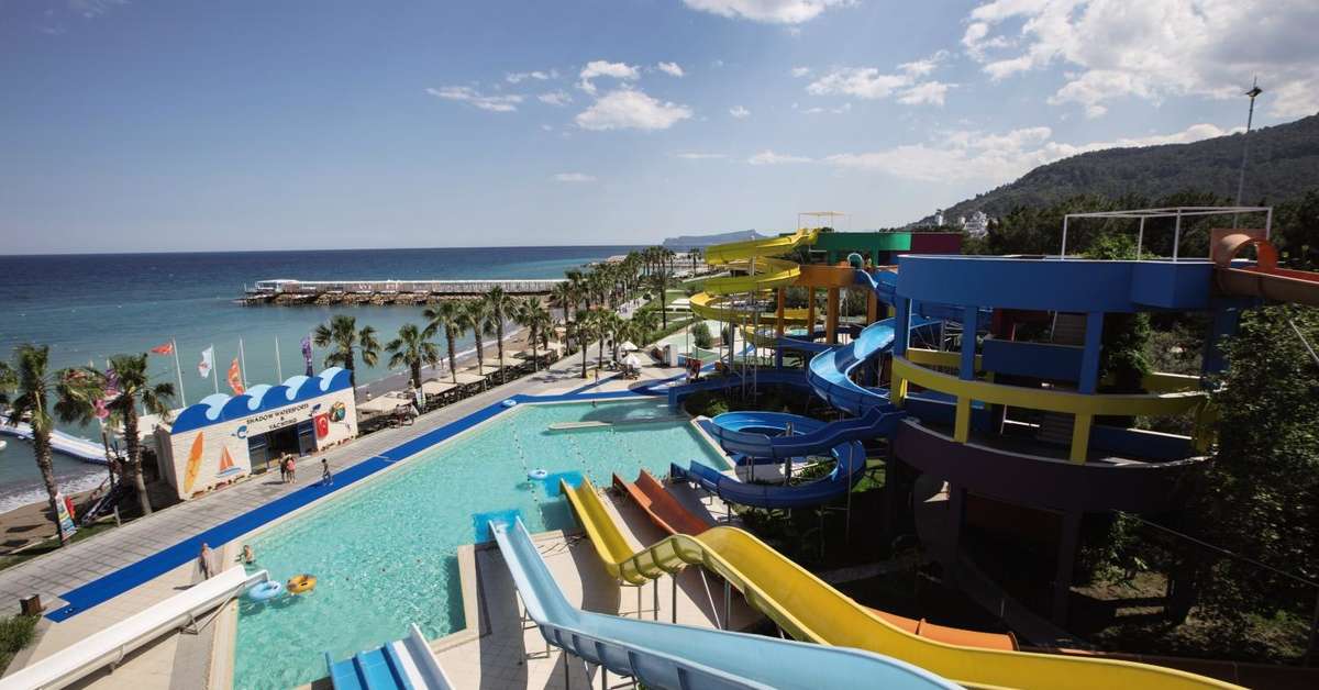 Een foto van het zwembad bij Rixos Sungate