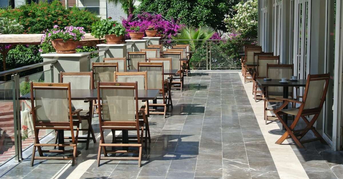 Een foto van het terras bij Begonville Hotel