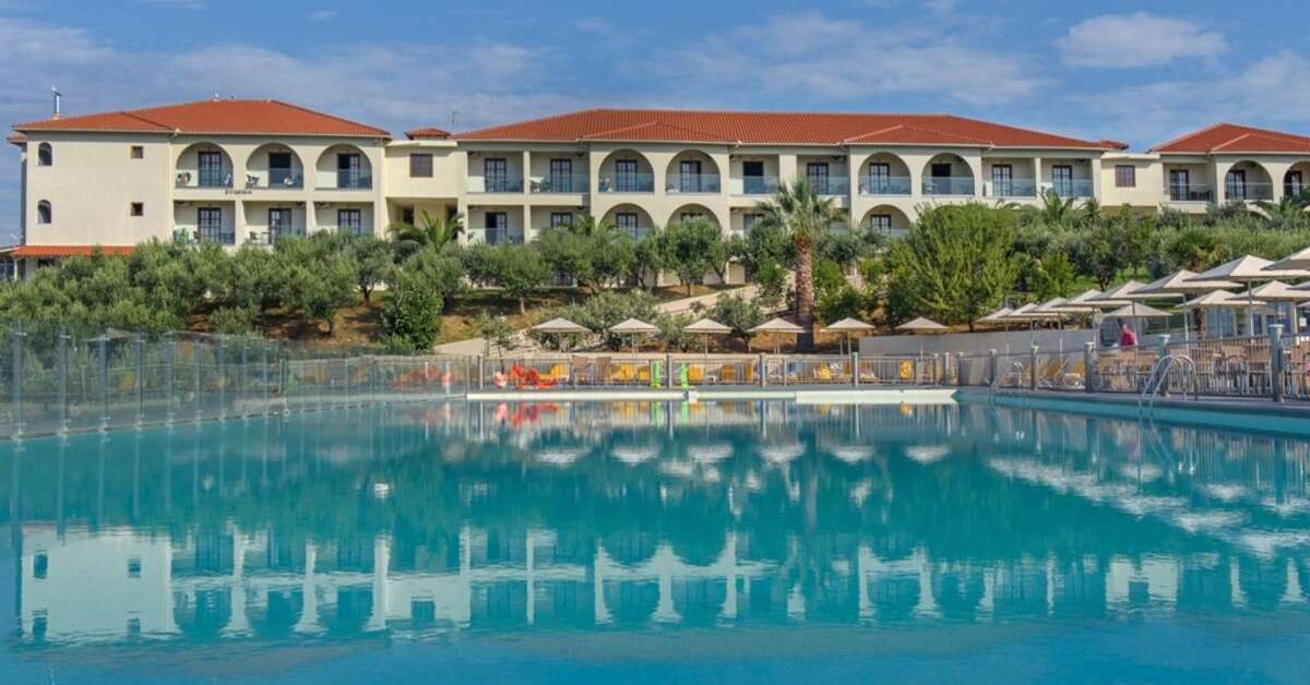 Een foto van het zwembad bij Akrathos Beach Hotel