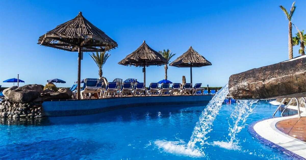 Een foto van het zwembad bij BlueBay Beach Club