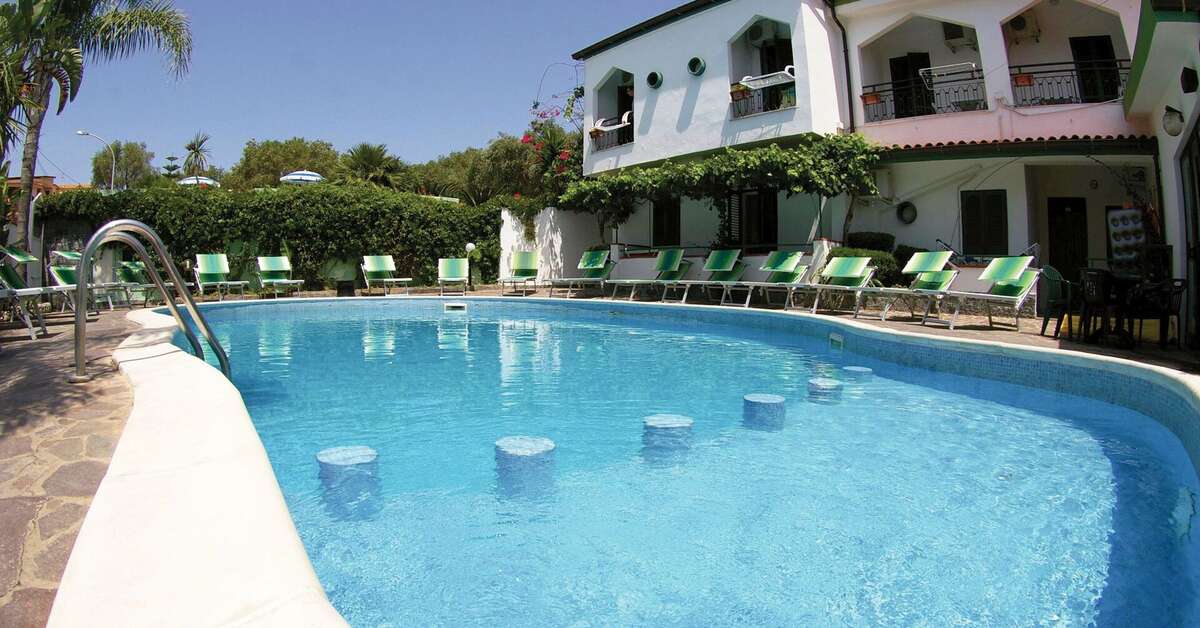Ein Foto vom Pool im Hotel Marinella