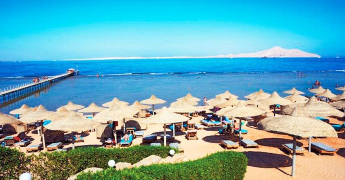 Ein Foto vom Strand beim Charmillion Gardens Aqua Park