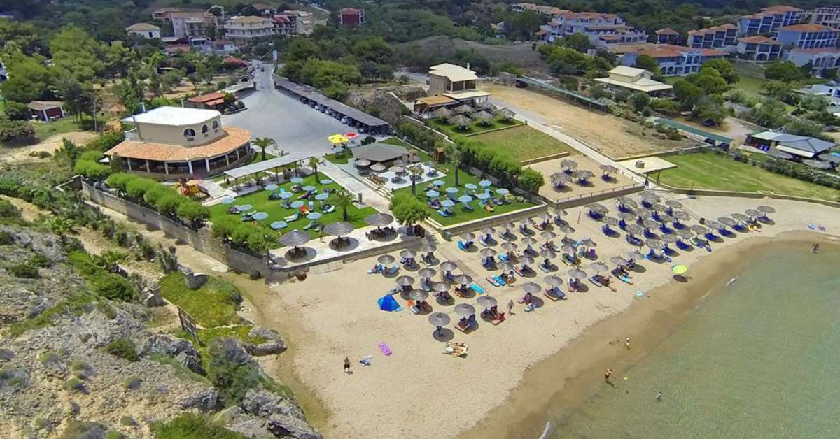 Een foto van het strand bij Plaka Beach Resort