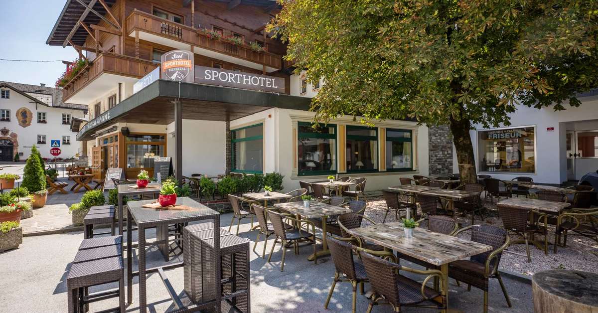 Een foto van het terras bij Scol Hotel Zillertal