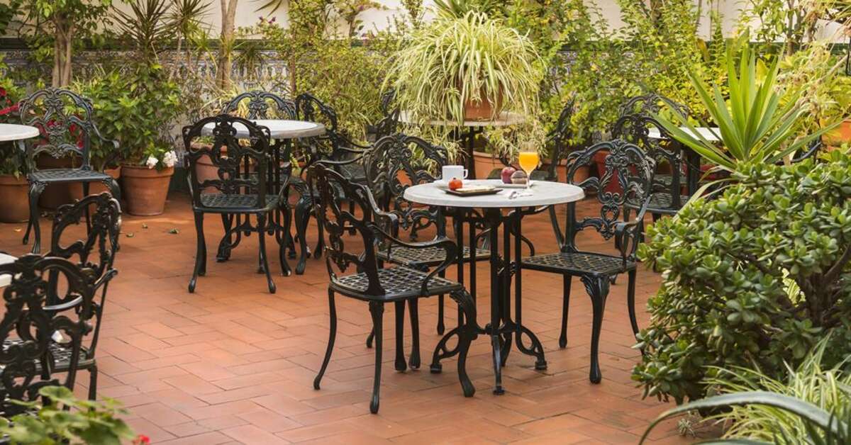 Een foto van het terras bij Meson Castilla Atiram