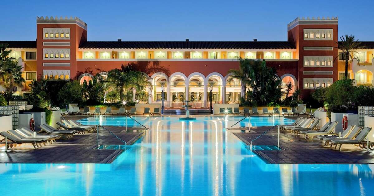 Een foto van het zwembad bij Palacio de Sancti Petri Gran Melia
