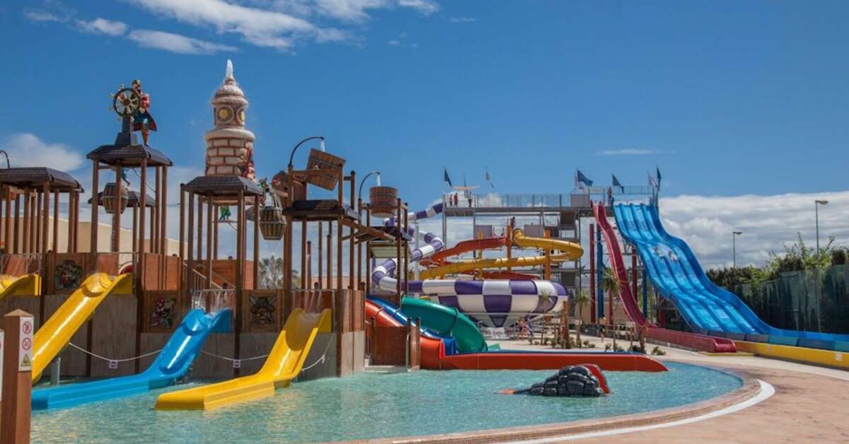 Een foto van het zwembad bij Sirenis Seaview Country Club