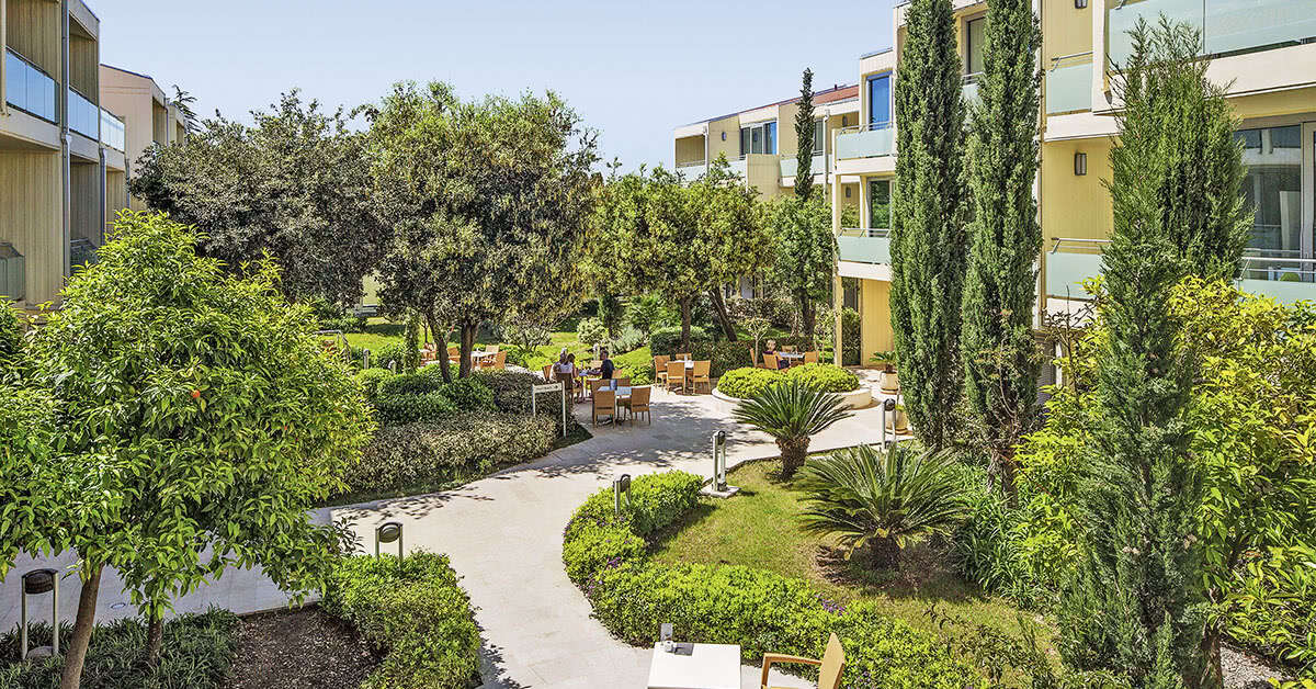 Een foto van het terras bij Valamar Argosy Hotel