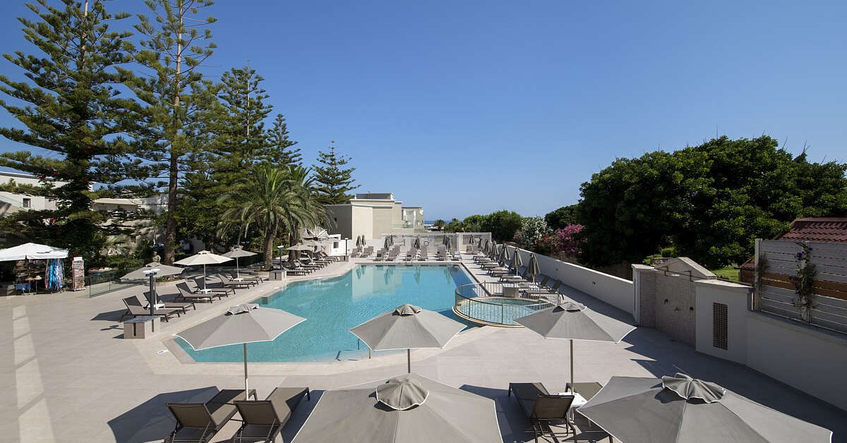 Een foto van het zwembad bij Vantaris Luxury Beach Resort