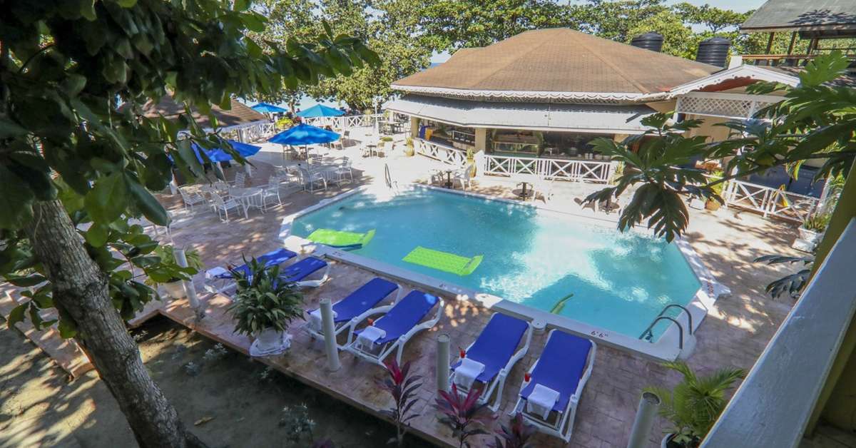 Een foto van het zwembad bij Merril's Beach Resort II