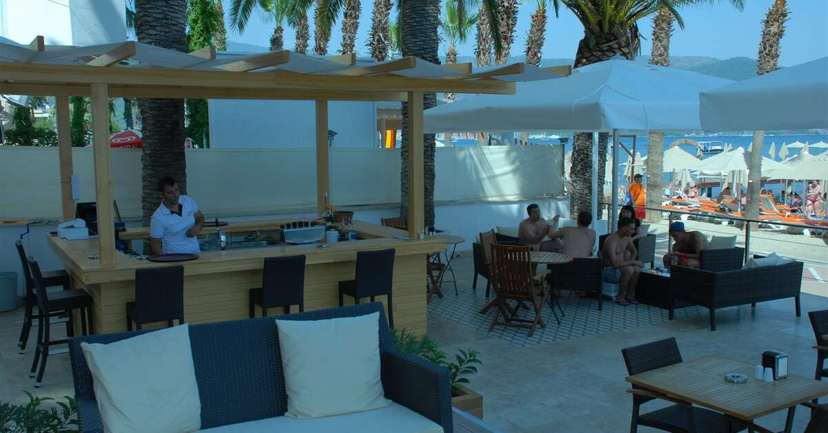 Een foto van het terras bij Begonville Beach Hotel