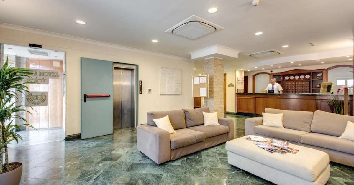 Een foto van het interieur van Romoli Hotel