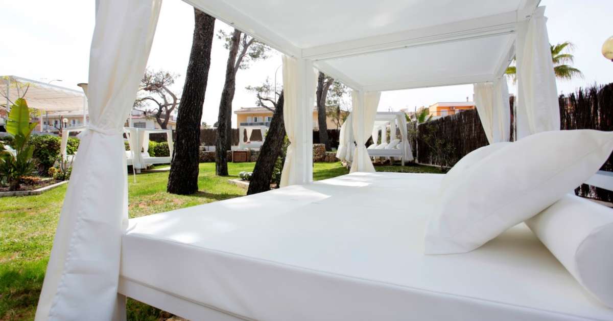 Een foto van het terras bij Grupotel Montecarlo