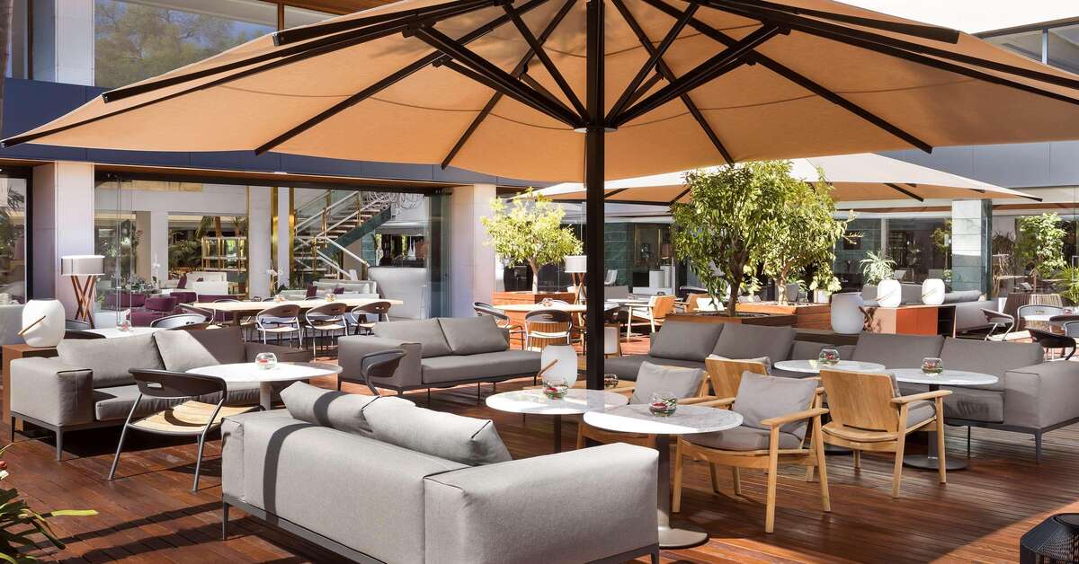 Een foto van het terras bij Hotel Don Pepe Gran Meliá