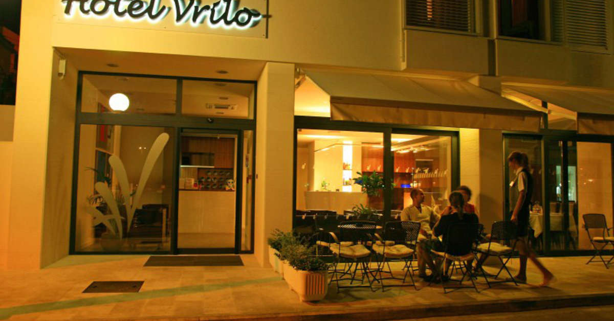 Een foto van de buitenkant van Hotel Vrilo