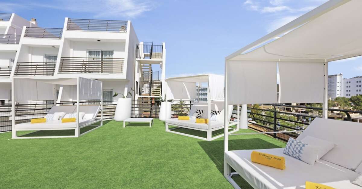 Een foto van het terras bij Palmanova Suites by TRH