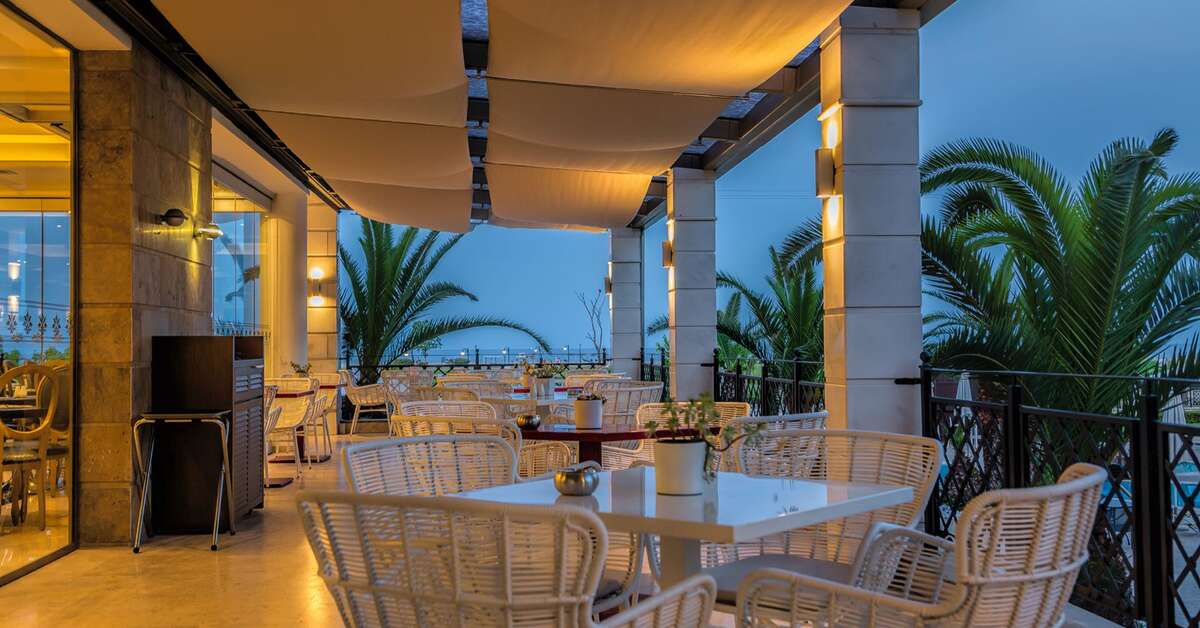 Een foto van het terras bij Hotel Mediterranean Princess