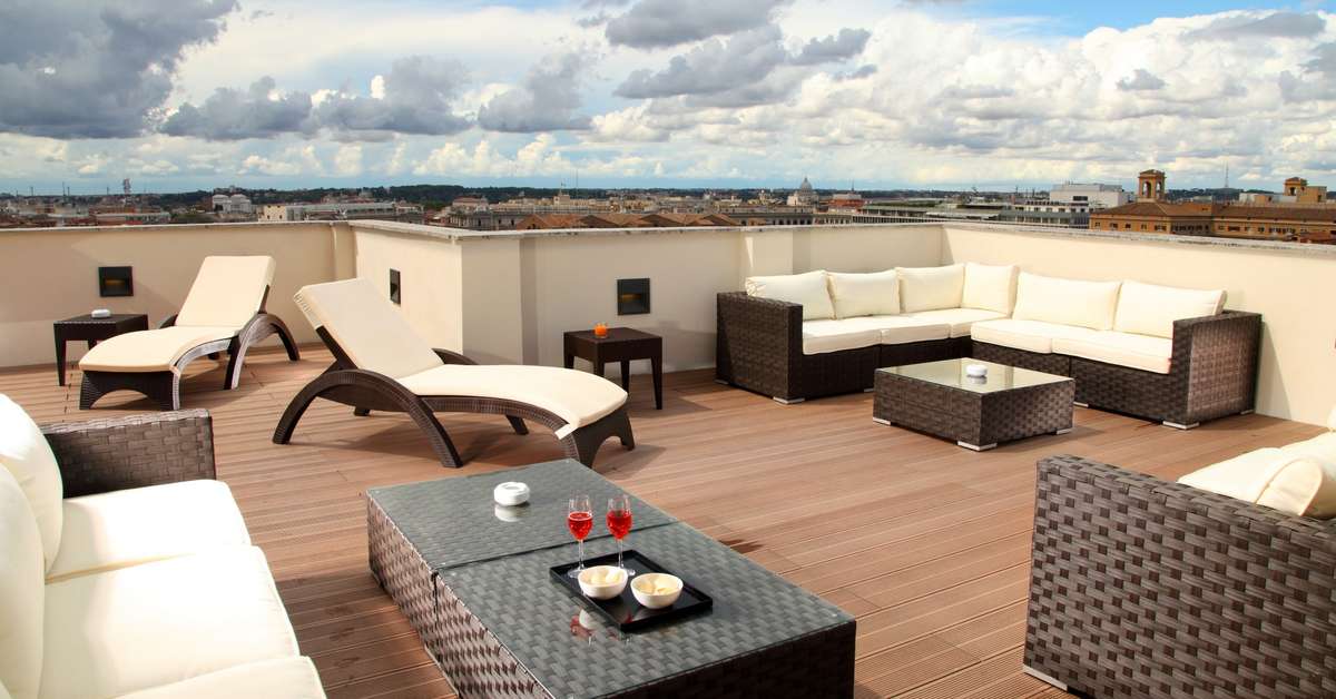 Een foto van het terras bij The Independent Hotel