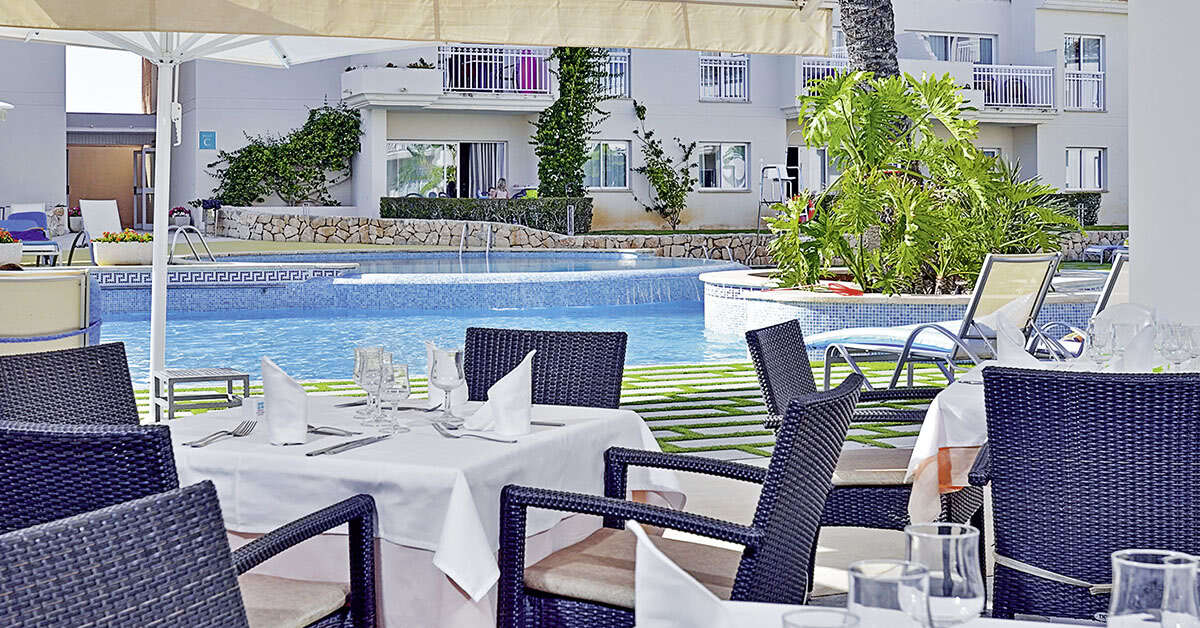 Een foto van het terras bij Isla De Cabrera Hotel