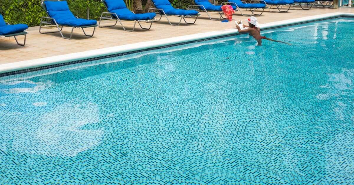 Een foto van het zwembad bij Legends Beach Resort