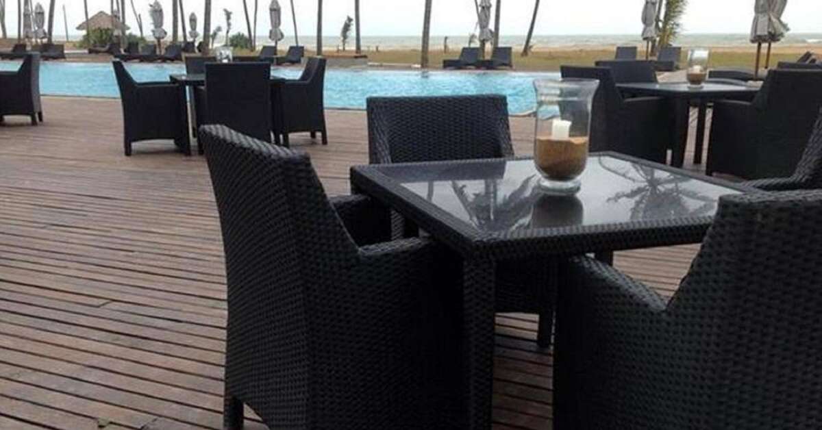 Een foto van het terras bij Suriya Luxury Resort