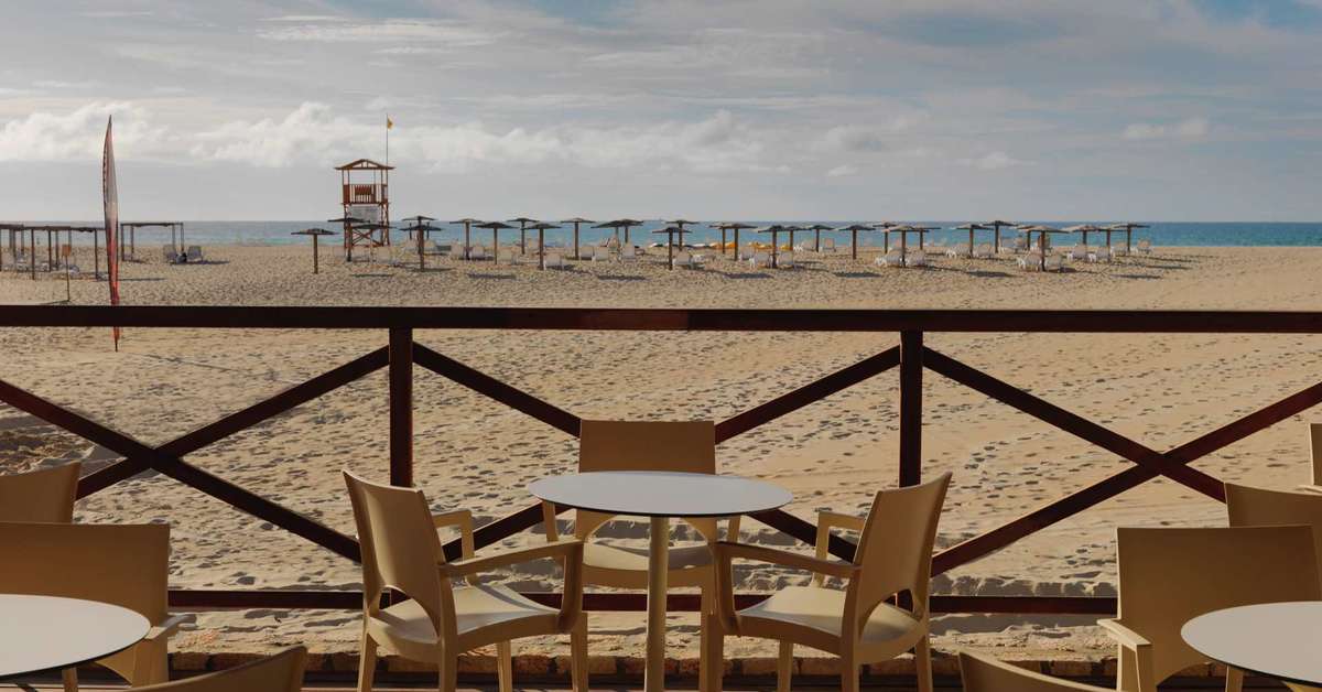 Een foto van het terras bij VOI Praia De Chaves Resort