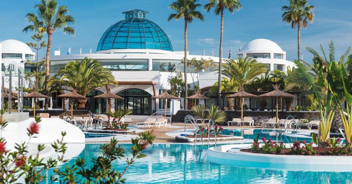 Een foto van het zwembad bij Elba Lanzarote Premium Suites