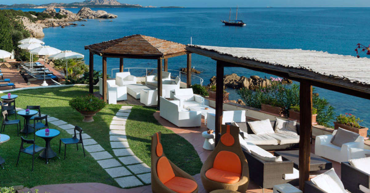 Een foto van het terras bij Club Hotel Baja Sardinia