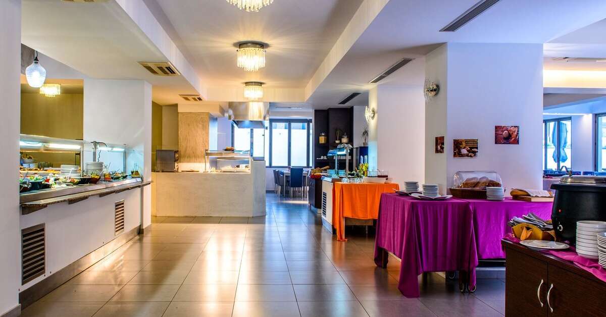 Een foto van het interieur van Lagomandra Beach Hotel & Suites